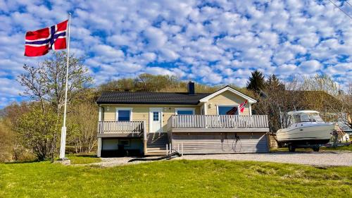 Stamsund Apartment | Familyfriendly-modern, in the fishingtown Stamsund, with Sauna and Jacuzzi