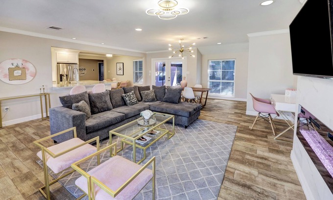Woodlake - Briar Meadow House | Famous Pink House! 4Beds! 10 min from Galleria!
