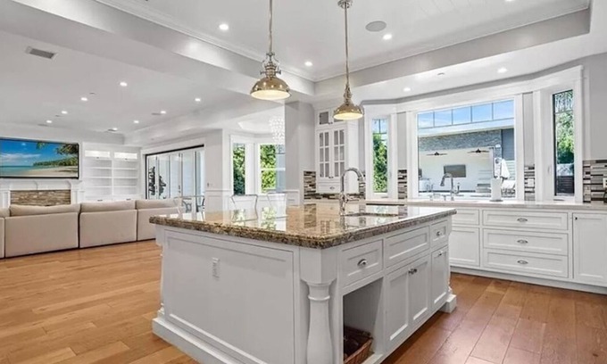 Valley Village House | fancy 5-bedroom house with huge pool near hollywood