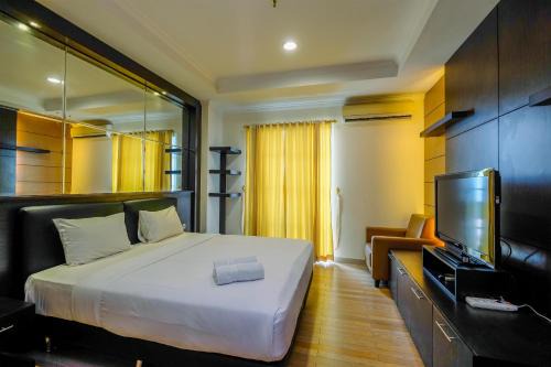 Permata Hijau Apartment | Fancy and Classic Studio Room at Bellezza Apartment By Travelio