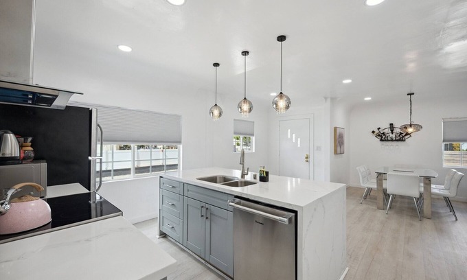 Lincoln Acres House | Fancy & Modern 3 Bedroom house with Private Yard, Gate by RedAwning