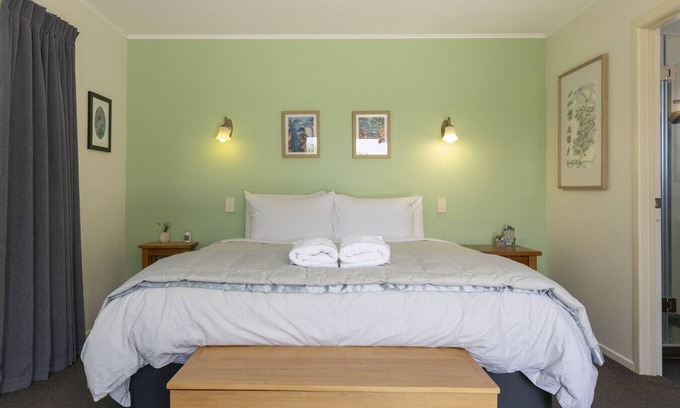Waipahihi House | Fantail Retreat | Family-Friendly 4BR Stay Near Lake & Gardens