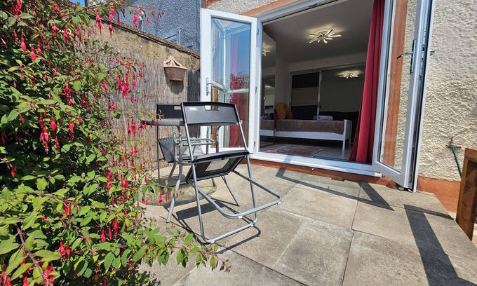South Hornchurch Apartment | Fantastic Four Apartments, 20 minutes train ride to central London