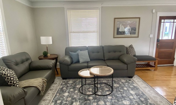 Endion House | Fantastic Home close to Canal Park, Hospitals and Lincoln Park district.