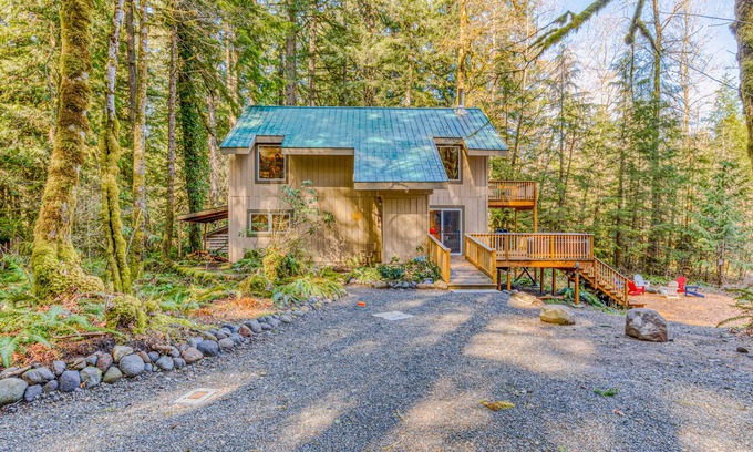Zigzag Cabin | Fantastic river cabin near Mount Hood with private hot tub, firepit & wood stove