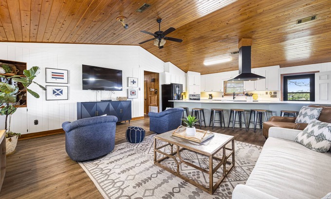 Elberta House | FANTASTIC SPECIALS-Charming Bay Front in Elberta, AL-2 BOAT SLIPS-SLEEPS 12