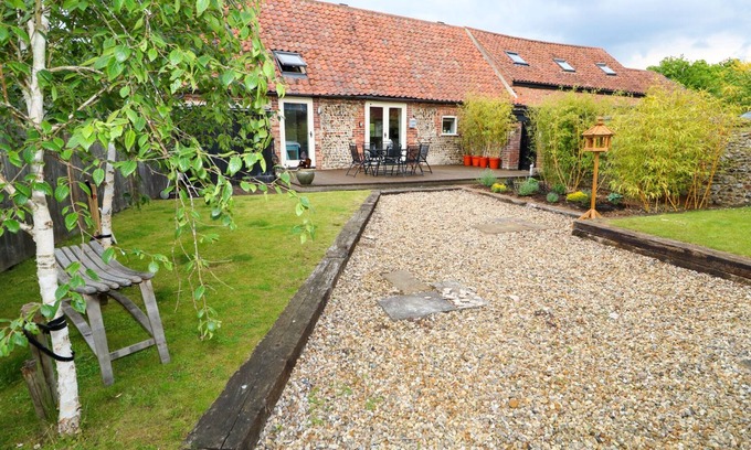 Sculthorpe Cottage | FAR BARN, pet friendly, country holiday cottage in Fakenham