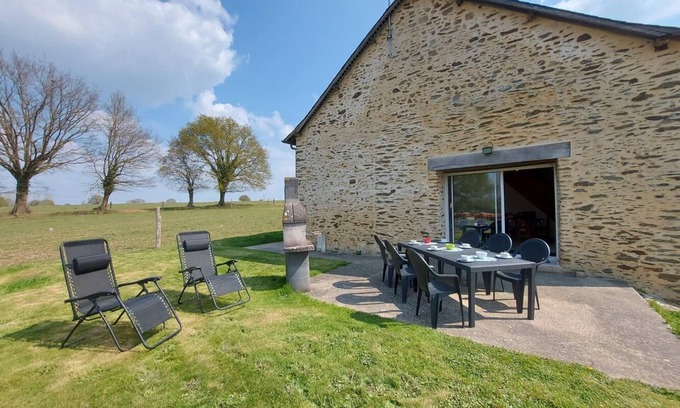 Cosse-le-Vivien Other | Farm cottage. View of the meadow Pets welcome