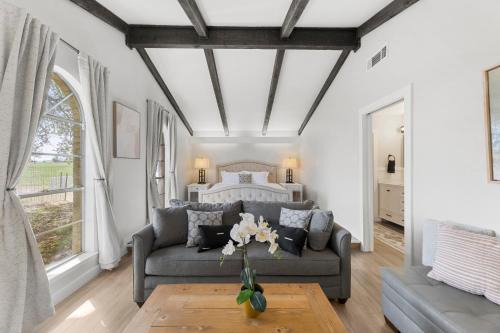 San Marcos House | Farm Retreat with Jacuzzi, Fire Pit, Mini Goats, Mini Ponies and Mini Cows