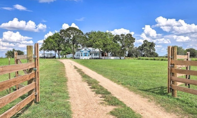 Schulenburg House | Farmhouse+5 acres.Close to town but still country!