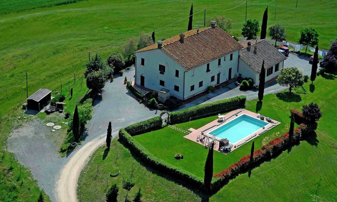 Gallina Apartment | Farmhouse in Pienza with Pool and Views