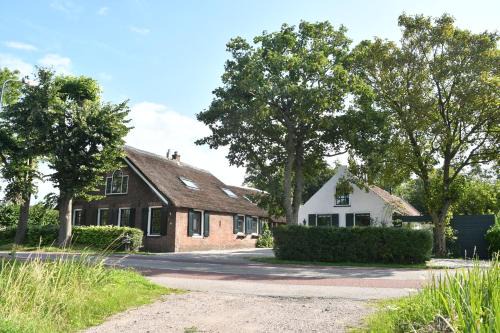 Portengen House | Farmhouse, Jacuzzi, Sauna, BBQ grill & Garden, Sleeps 24