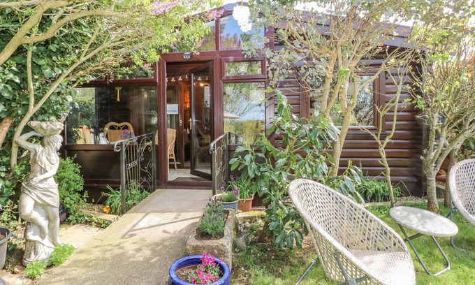 Godshill Cabin | FARMHOUSE LODGE, pet friendly, character holiday cottage in Wroxall
