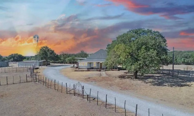 Weatherford House | Farmhouse on 8 acres
