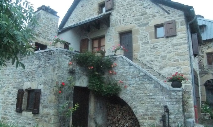 Saint-Come-d'Olt House | farmhouse rural setting at the foot of the Aubrac, in the Lot Valley