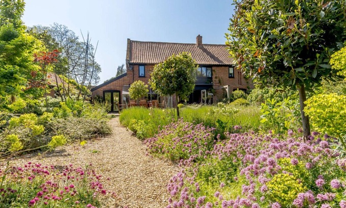 Saxmundham House | Farnham Barn - Four Bedroom House, Sleeps 8