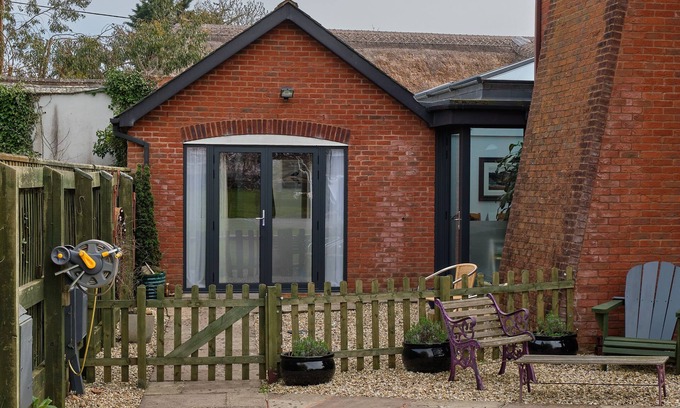 Budleigh Salterton Cottage | FARRIERS RETREAT, pet friendly, with a garden in Budleigh Salterton
