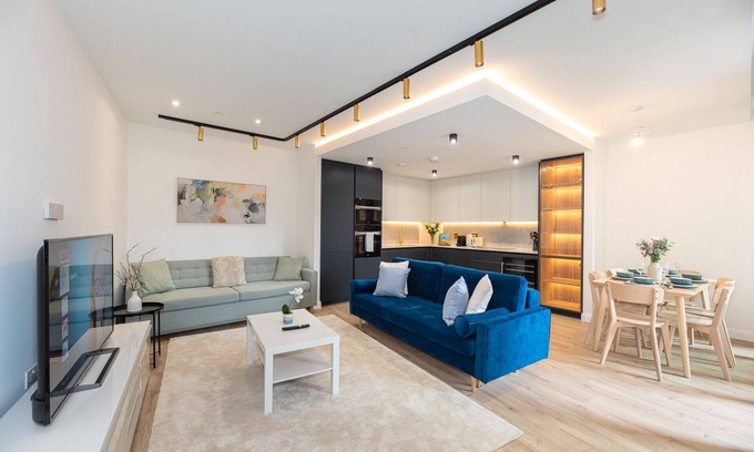 St Luke's Apartment | Farringdon Lux 2-bed flat w. Balcony - Clerkenwell