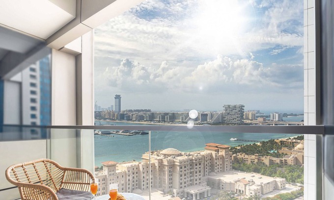 Dubai Media City Apartment | Fascinating Ocean Views in a One Bedroom