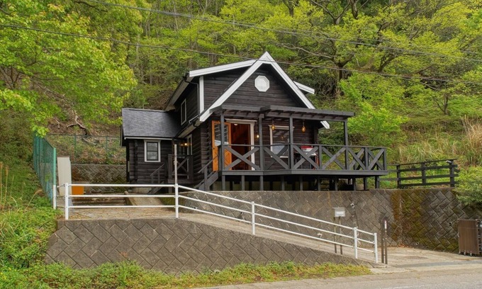 Ito House | Fashionable charming log house standing /Ito Shizuoka