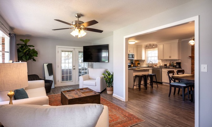 Clemmons House | Fast Internet - Minutes to Atrium Health WFBMC - Car Rental Option - Frog House