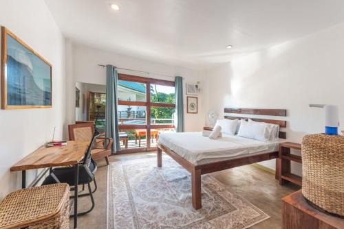 Catangnan Hotel | Fat Lips Surf Lodge