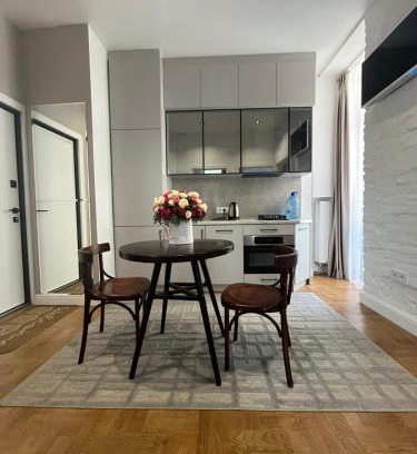 Yavory Apartment | FavoritApartments 2 кім Безкоштовна парковка Центр з балконом не далеко від ж д вокзалу Звітні документи