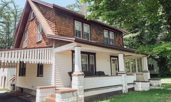 Williamsport House | Faxon Family Craftsman 3-bedroom house in Williamsport with AC, WiFi