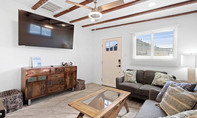 Evans Churchill Apartment | Featherlight Cottage with BBQ and Hot Tub