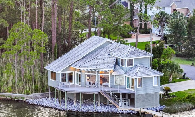 Niceville House | Featured on HGTV's "My Lottery Dream Home".15 minute boat ride to Crab Island.