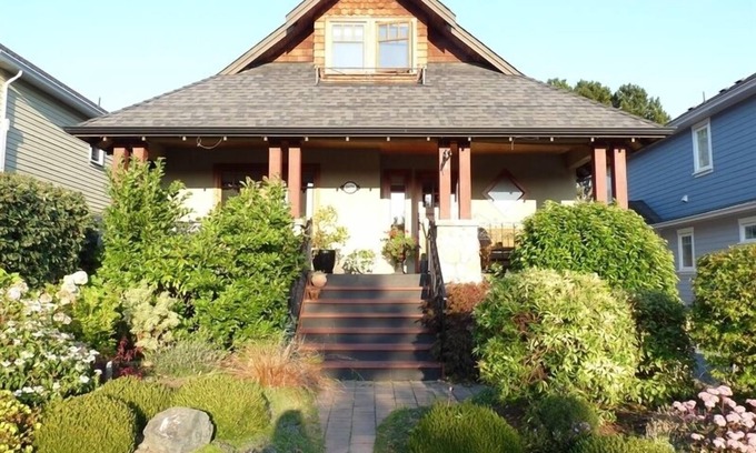 Booktown Apartment | Feel at home, a few blocks from downtown Sidney and beach