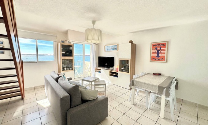 Port-Louis Apartment | Feet in the water, breathtaking 180° sea view!
