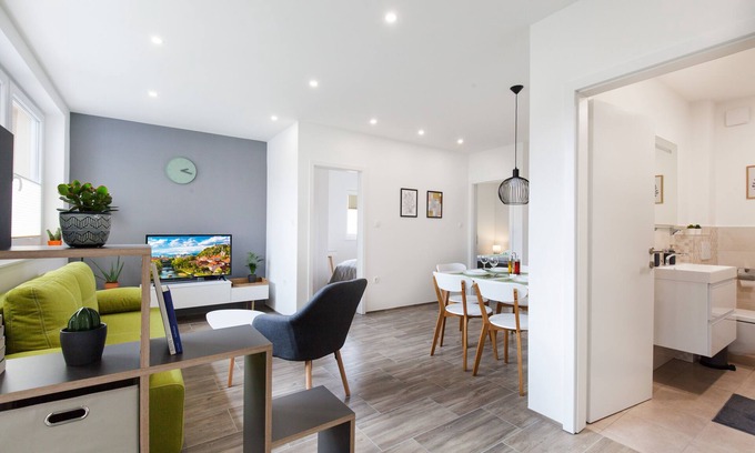 Ljubljana City Centre Apartment | Felix Tour As/Attractive, stylish renovated 2BR apartment, free WiFi and AC