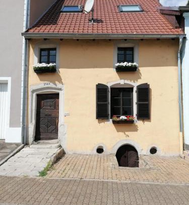Saarlouis House | Fereinwohnnung, Ferienhaus, Bauernhaus - 2 kostelnlose Parkplätze - Wifi - schöner Innenhof - 5min bis Saarlouis Innenstadt