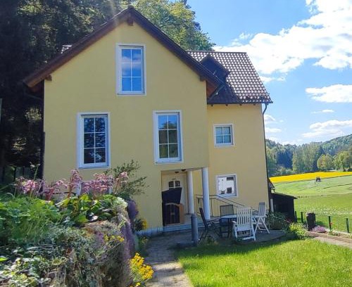 Deuerling Apartment | Ferienhaus am Bach mit großem Garten