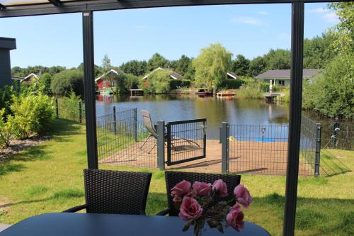 Twist House | Ferienhaus Seehuis, Sauna, angeln, familienfreundlich