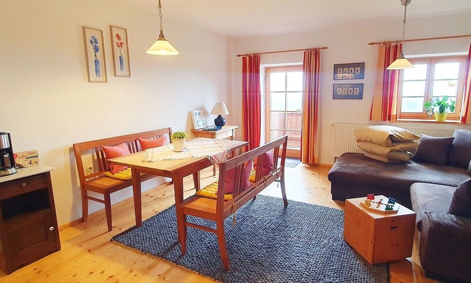 Frasdorf Apartment | Ferienwohnung 57m², 1. Stock, Eigener Eingang, 2 Balkone, 1 Schlafzimmer, TV