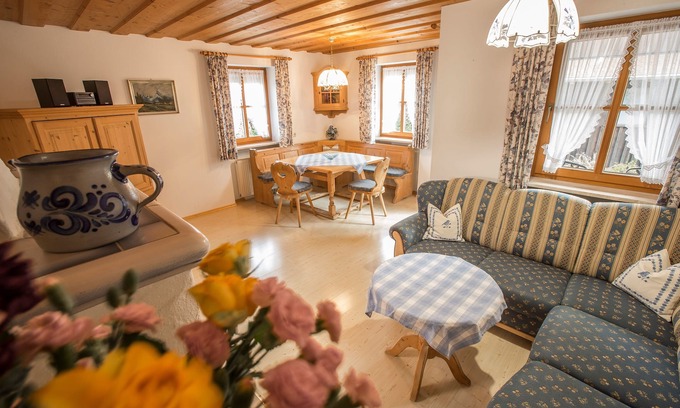 Aufham Apartment | Ferienwohnung 75 qm, Nichtraucher, 2 Schlafzimmer, Wohnzimmer, Küche, Balkon oder Terrasse, Sat-TV, 4 Sterne, max 4 Personen