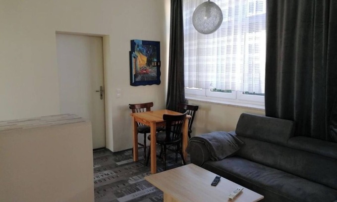 Dippelsdorf Apartment | Ferienwohnung Civrilli 2 Direkt an der B91