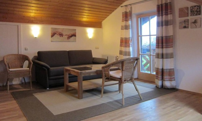 Hausmoning Apartment | Ferienwohnung für 1-4 Personen, Wohnzimmer mit Schlafcouch, Küche, Schlafzimmer, Dusche/WC, Balkon