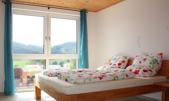 Biederbach Apartment | Ferienwohnung Kapellenblick, 85qm, mit Dachterrasse und WLAN