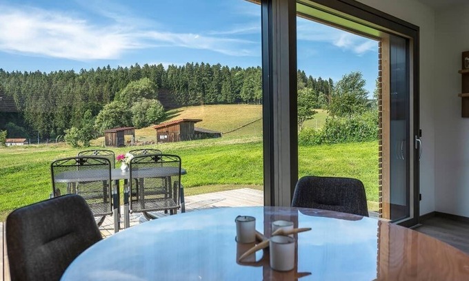Georgenberg Apartment | Ferienwohnung mit Barrierefreier Dusche und Terrasse mit Blick auf Hirschgehege