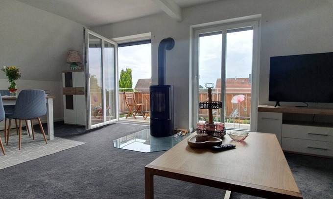 Moelln Apartment | Ferienwohnung mit Kamin, Balkon, Boxspringbett, 3 Personen, See-und Waldnähe