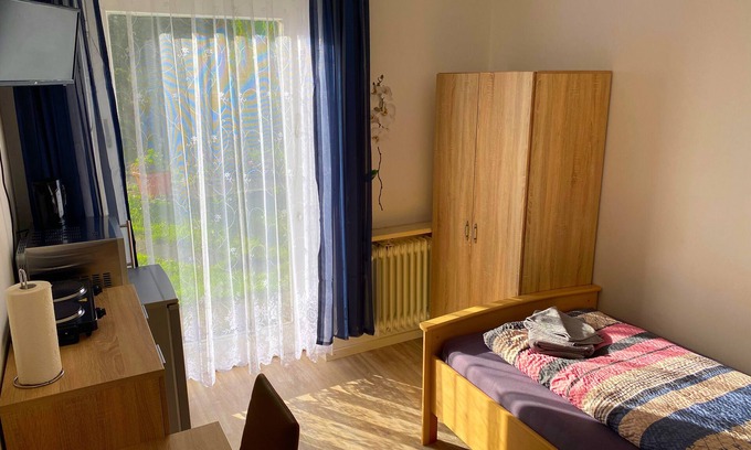 Fischach Apartment | Ferienzimmer Fischach mit Kochgelegenheit, Dusche und Terrasse
