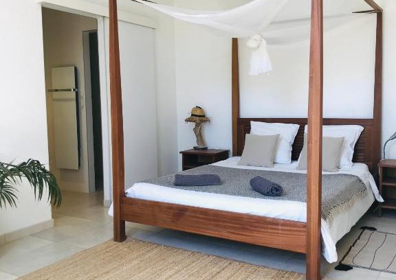 Chabeuil House | ferme st pierre 2 suites avec repas, piscine, clim, cheminée ou baignoire spa