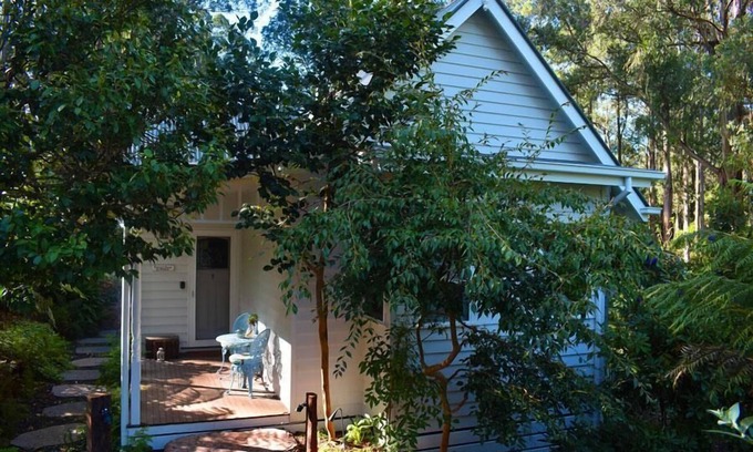 Mount Dandenong Cottage | Fern Cottage - Romantic spa cottage in Mount Dandenong