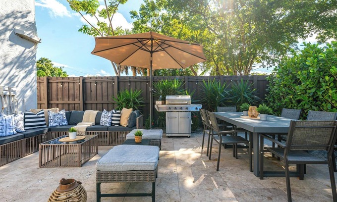 Croissant Park Villa | Fern Residence-Spacious, Backyard-Downtown & Beach