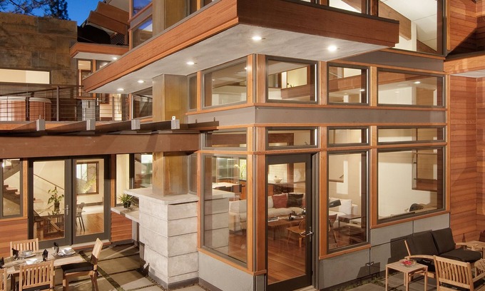 Truckee House | Fernwood Folly- Modern 4 BR w Hot Tub- Pet Friendly- Gym and Pool Access