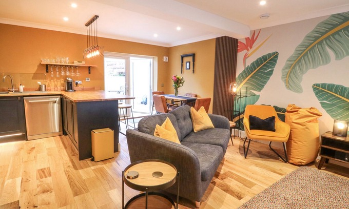 Auchterarder Cottage | FEUS HOLIDAY COTTAGE, pet friendly, with hot tub in Auchterarder