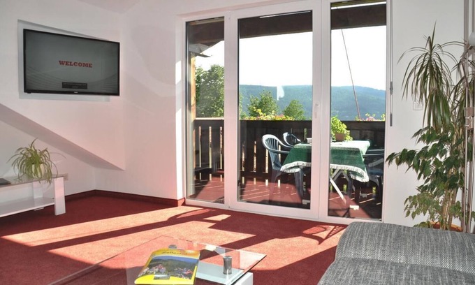 Arnbruck Apartment | FeWo mit 2 Schlafzimmern, Wohnzimmer & Balkon mit Blick auf die Berge